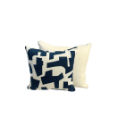 Coussin décoratif géométrique bleu marine et beige 50×45 cm